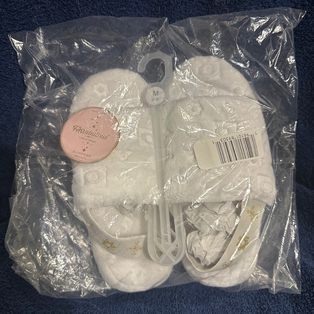 FAO Schwarz Girls Debossed Slide Slippers White M 2-3